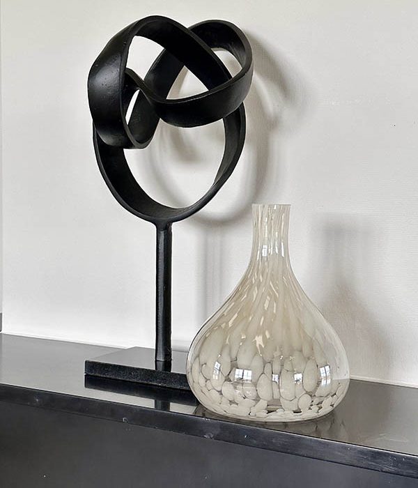 Delta Vaas Chanel beige glas Ø16×H21 cm – gecombineerd met zwart decoratief sculptuur