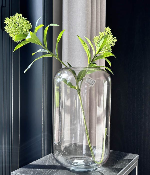 Grijze glazen vaas Mila van Countryfield, mondgeblazen en gevuld met bloemen op een zwarte ,houten tafel