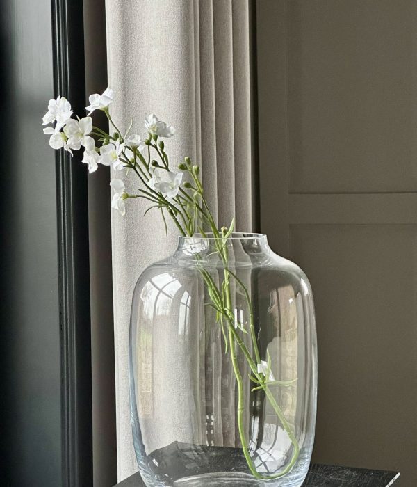 oronto Small vaas van Fidrio, transparant glas, gestyled op dressoir of kast