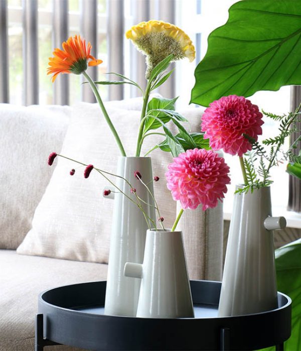 Vase the World Tumbes vaasjes set van 3 – beige stalen vaasjes met plukbloemen, minimalistisch design interieurdecoratie.
