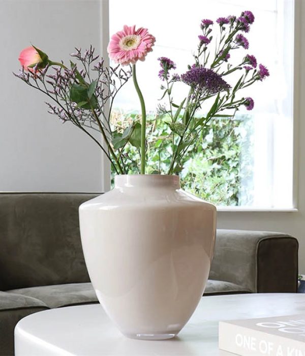 Vase the World Vaas Tugela M – Ivory, mondgeblazen glazen vaas van 36 cm hoog met een bos bloemen, modern en elegant interieuraccent.