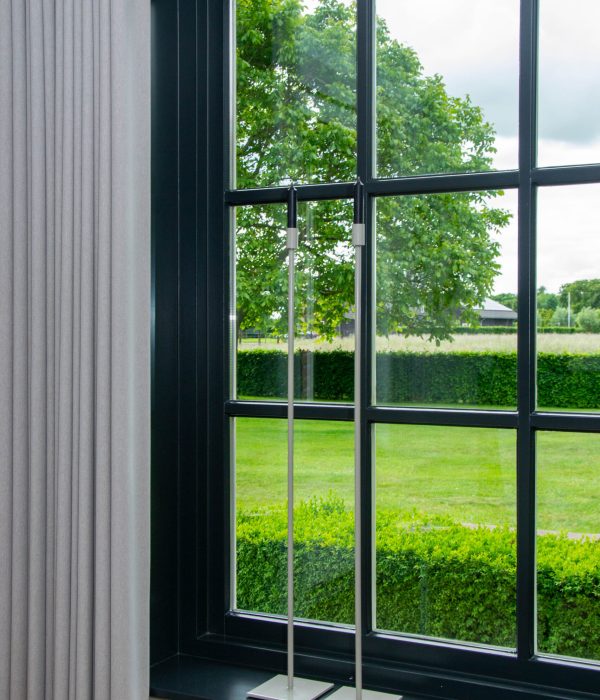 Stoere Leeff vloerkandelaar Fynn grijs met dinerkaars in modern interieur