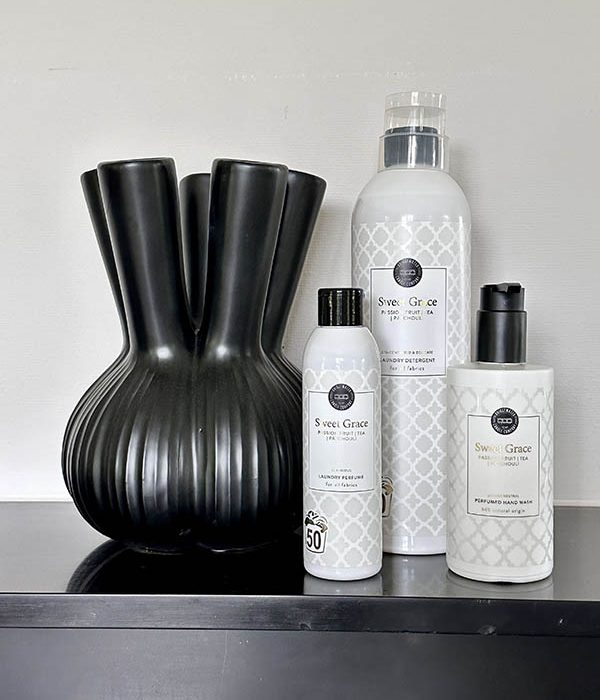 Bridgewater Sweet Grace handzeep, wasmiddel en wasparfum samen gepresenteerd naast zwarte vaas