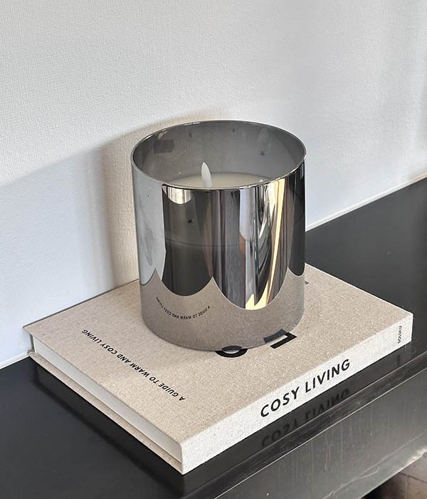 Countryfield LED kaars in grijs glas met 3 lonten, gestyled op koffietafelboek Cosy Living