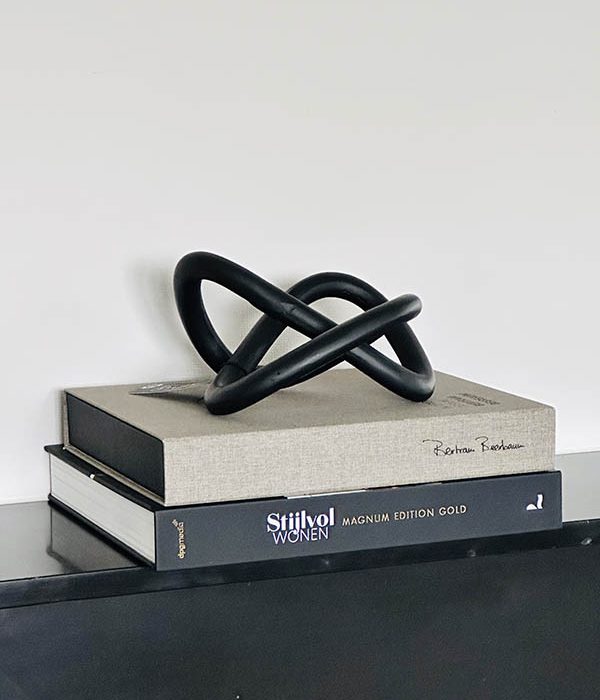 Zwart aluminium ornament Hope van Lifestyle Home Collection – decoratief geplaatst op koffietafelboeken in modern interieur