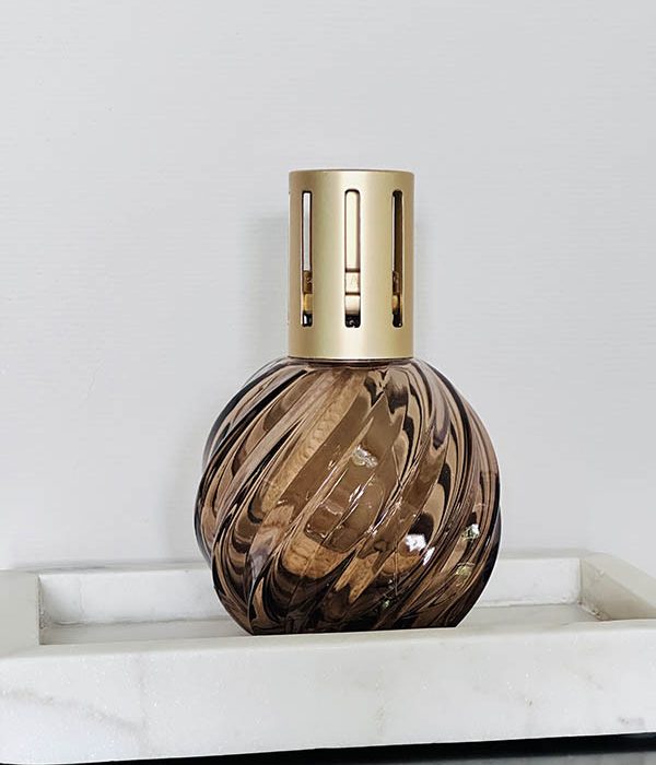 Ashleigh & Burwood Geurlamp in amber spiraalglas – Heritage Collection