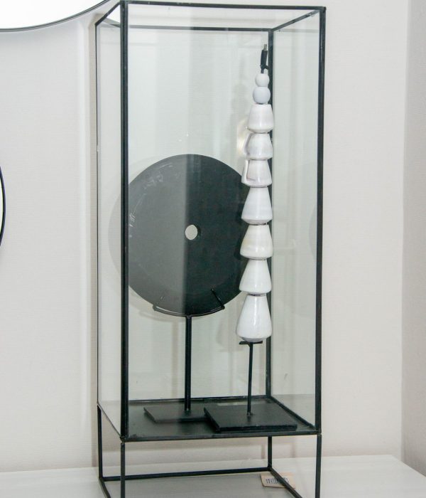 Asian Mix Ornament Calcolo – zwarte leisteen schijf op metalen standaard, 33 cm hoog