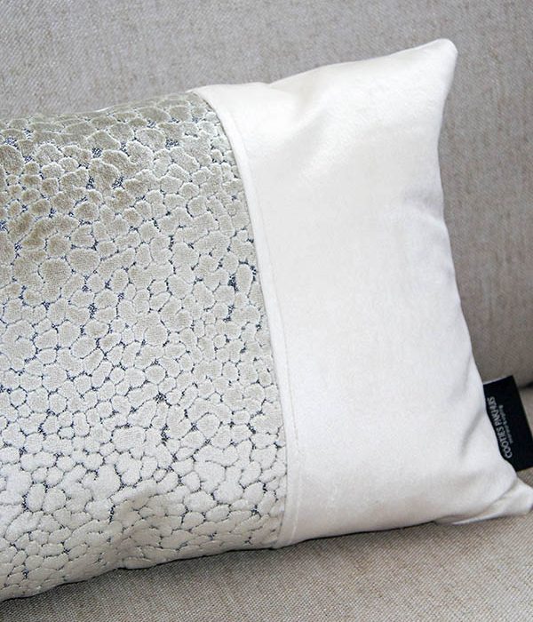 Close-up sierkussen Eloria – Beige dierenprint van Cootjes Pakhuis, velvet/velours luxe afwerking