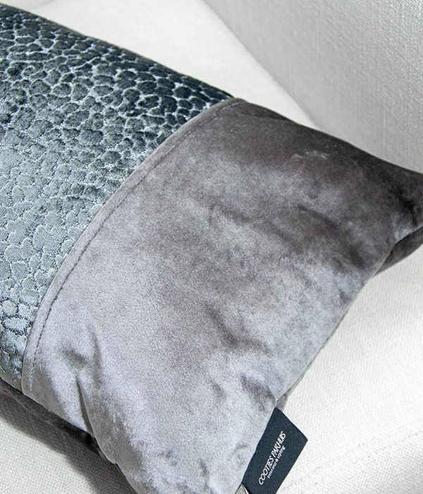 Cootjes Pakhuis Sierkussen Selvino – Grijs 50x30 cm, close-up velvet sierkussen met subtiele dierenprint