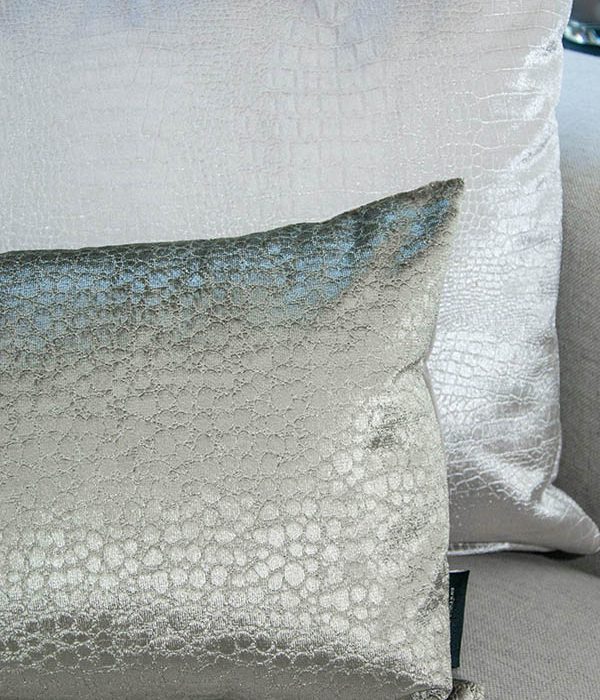 Cootjes Pakhuis Sierkussen Soraya – Zand 50x30 cm, close-up velvet kussen met subtiele dierenprint