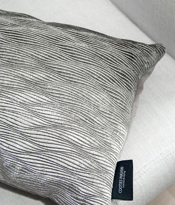 Cootjes Pakhuis Sierkussen Yette – Zand 50x30 cm, close-up velvet kussen met luxe structuur