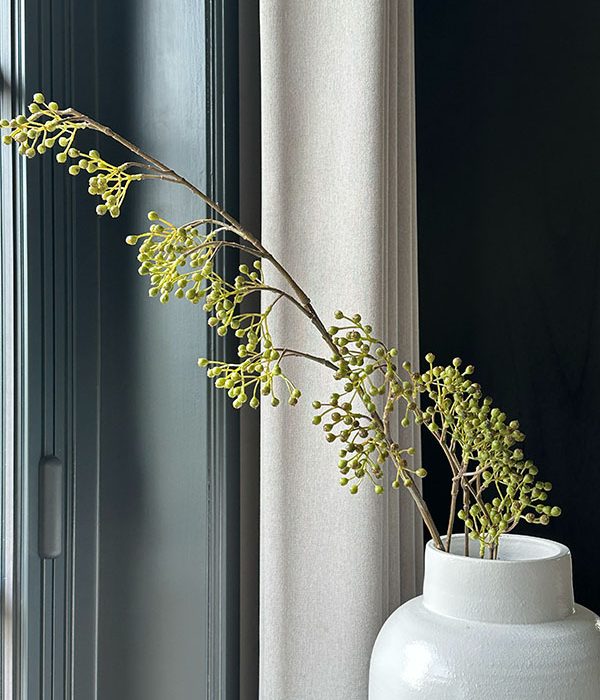 Countryfield groene winterbestak van 122 cm in een witte vaas