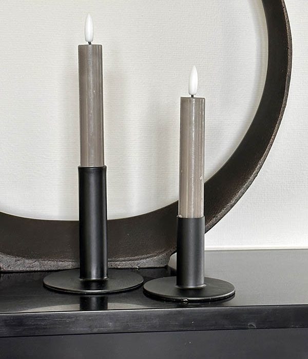 Close-up Countryfield LED dinerkaarsen Taupe 15 cm, set van 2 in kandelaar met realistische vlam