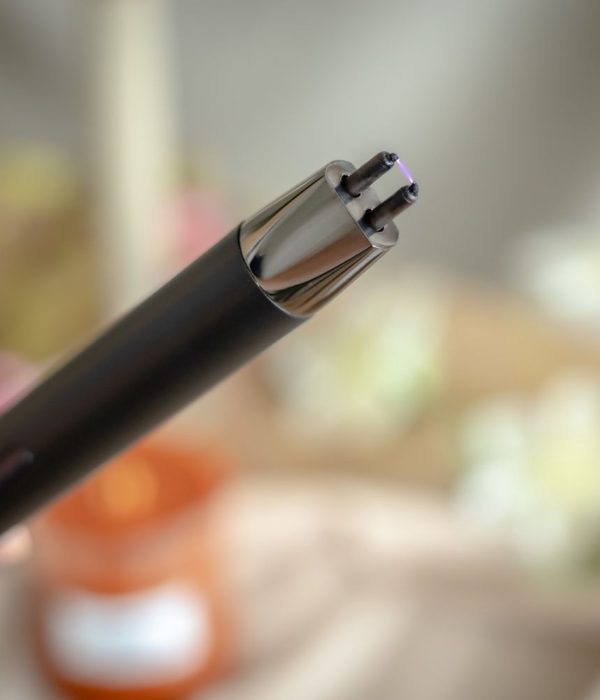 Countryfield oplaadbare elektrische aansteker in gebruik, zwart model met detail van vlamboog