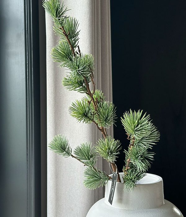 Countryfield Pinus Spaera dennentak van 78 cm in een witte vaas