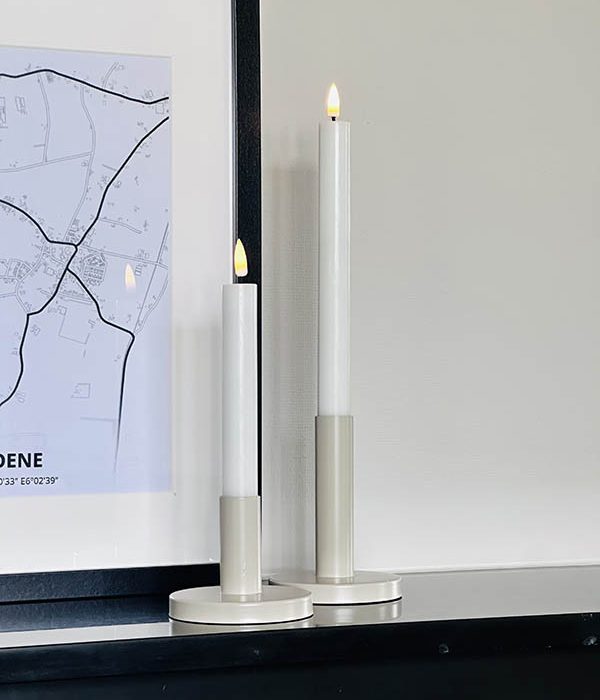 Deluxe Homeart LED dinerkaarsen wit 15 en 24 cm met real flame effect als sfeerdecoratie op dressoir