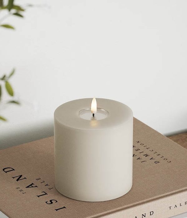 Deluxe Homeart LED stompkaars sandkleurig met 3D-vlam – Ø10 x H10 cm