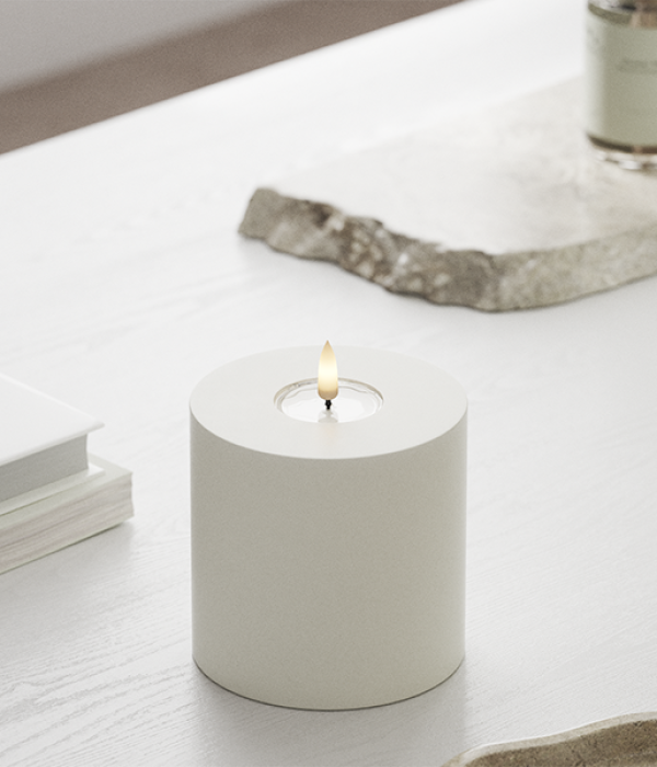 Detail van de realistische vlam en waxlook van de Deluxe Homeart stompkaars