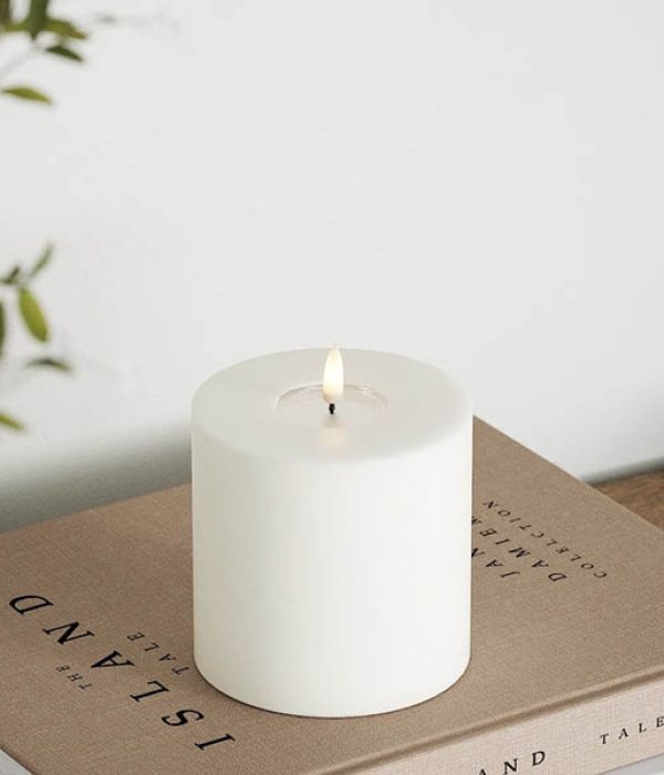 Deluxe Homeart witte LED stompkaars met 3D-vlam – Ø10 cm