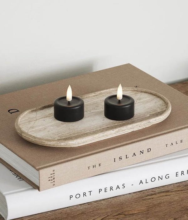 Set van 2 zwarte Deluxe Homeart LED waxinelichtjes met Real Flame effect op houten schaal met boeken
