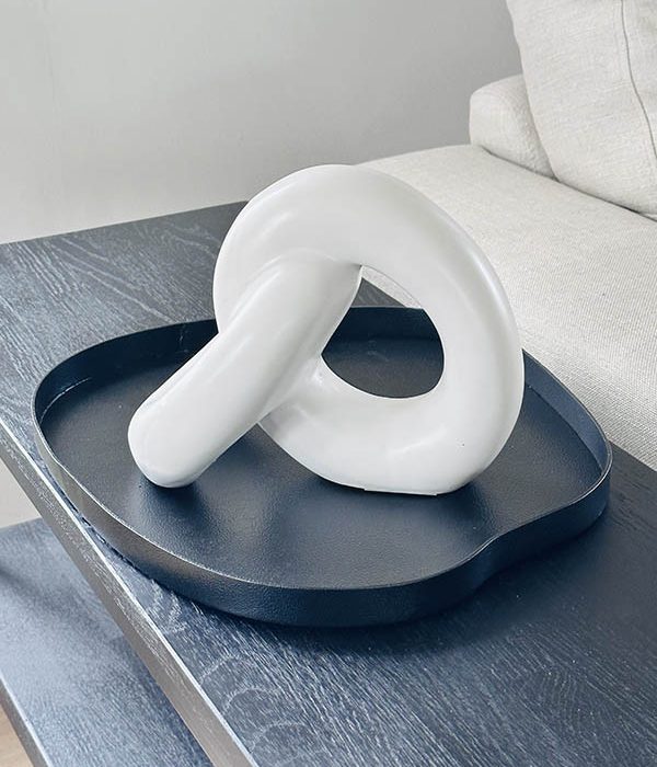 Zwart metalen dienblad Bariri van Vase The World met wit sculptuur – moderne styling op sidetable