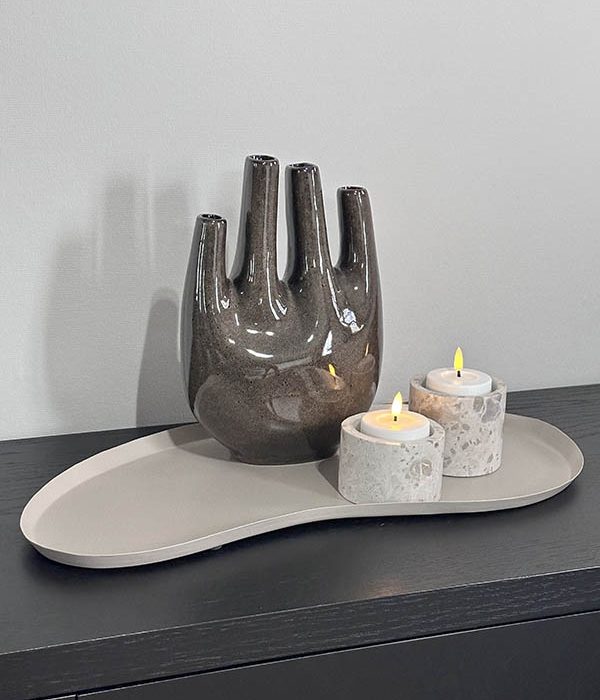 Organisch dienblad Victor zand Homebound by KY met kaarsen en vaas