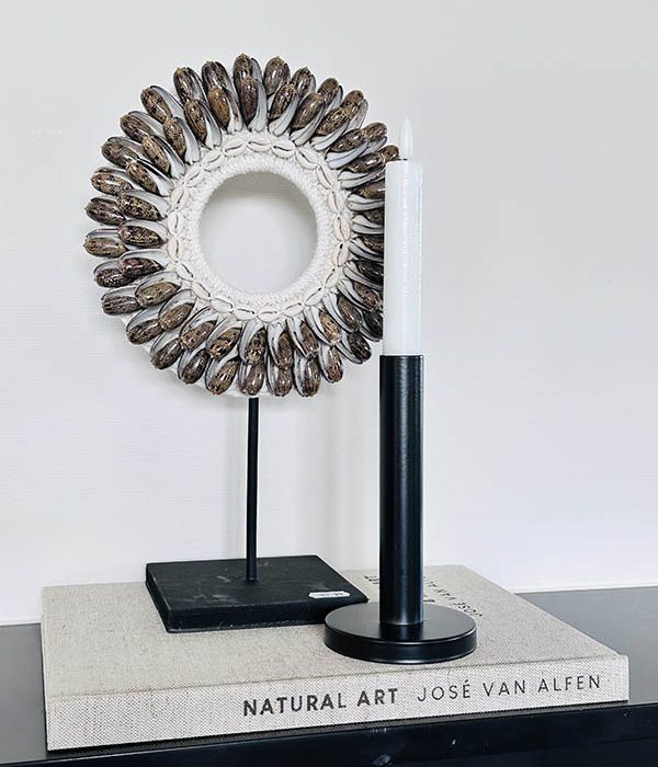 Élan schelpenornament op standaard – stijlvol en handgemaakt, gecombineerd met moderne accessoires voor een rustige, natuurlijke setting.