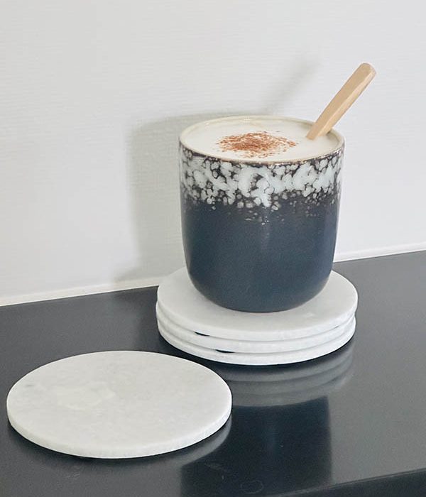 Luxe Home Delight marmeren onderzetters set van 4 in wit op tafel