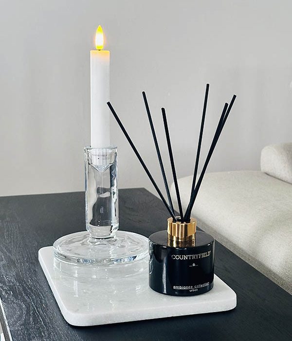 Home Delight marmeren snijplank wit met kaars en geurstokjes