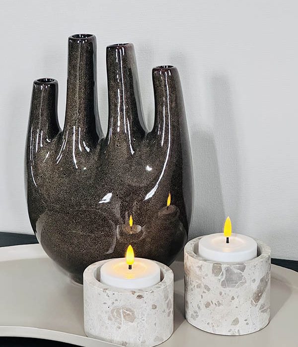 donkerbruine tulpenvaas met meerdere openingen gestyled op dienblad met kaarsen