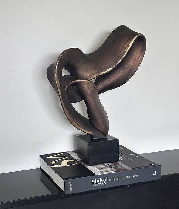 Light & Living Ornament Kajan – Antiek Brons, luxe sculptuur op zwart voetstuk 33x14,5x44,5 cm