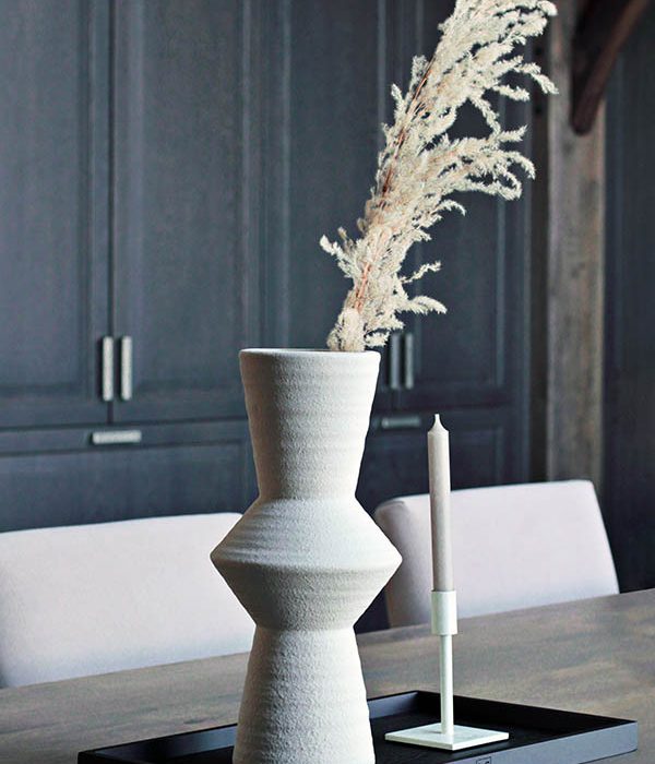 LS Collection zwart houten dienblad 30x50 cm gestyled met vaas en kandelaar