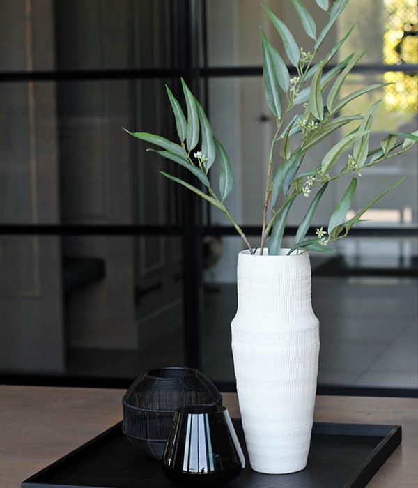 LS Collection zwart houten dienblad 60x60 cm gestyled met witte vaas en woonaccessoires