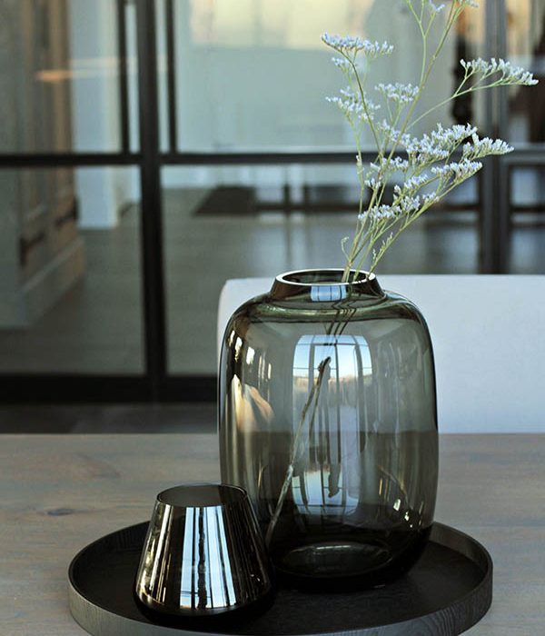 LS Collection zwart houten dienblad rond 40 cm gestyled met glazen vaas