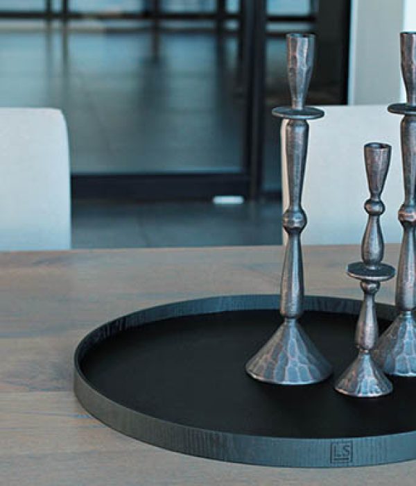LS Collection zwart houten dienblad rond 60 cm gestyled met kandelaars