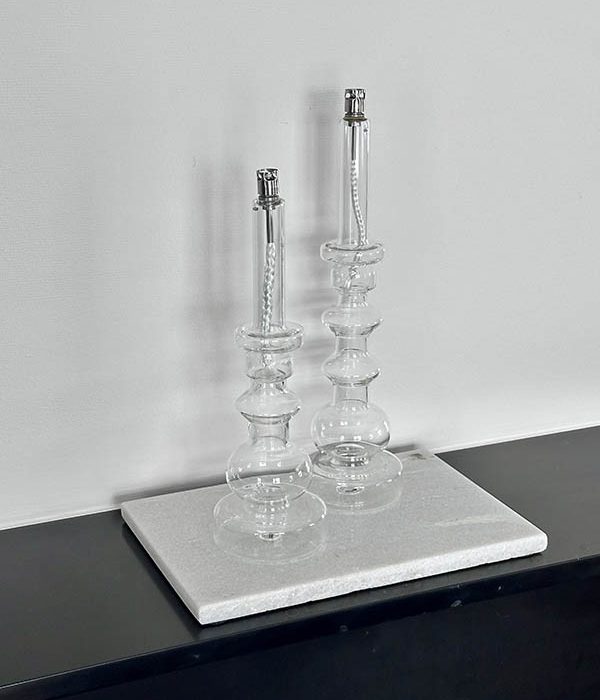 Clear Brass glazen olielamp in twee hoogtes op marmeren plateau