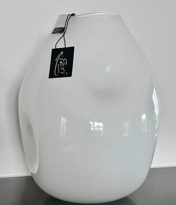 Close-up Peri Living Vaas Organic Opal M – witte opaalglazen vaas met organische vorm en glanzende afwerking