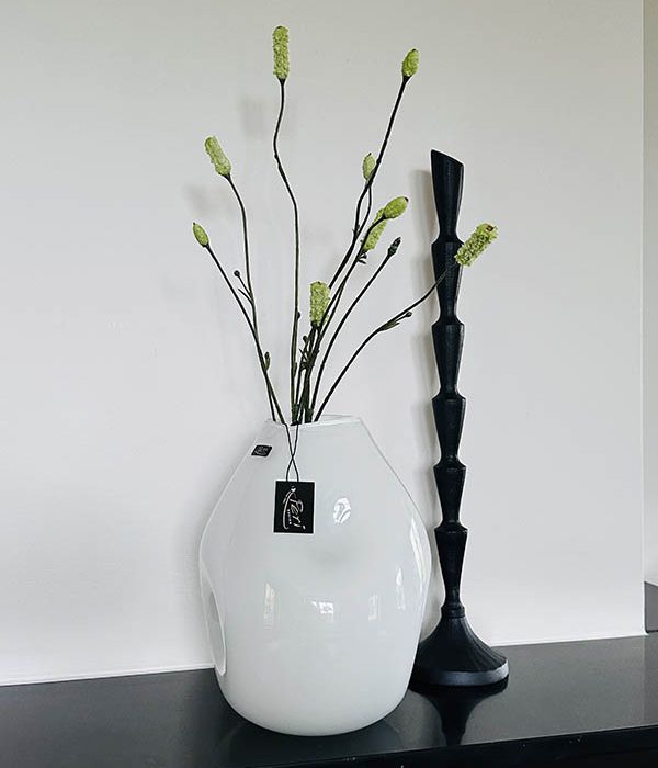 Peri Living Vaas Organic Opal M – witte glazen vaas met groene tak van Colours and Green en zwarte kaarsenstandaard van Light & Living met witte LED-kaars van Countryfield op schouw