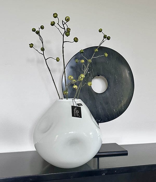 Peri Living Vaas Organic Opal XS – witte glazen vaas met tak van Colours and Green en zwarte marmeren schijf op standaard van Asian Mix op schouw