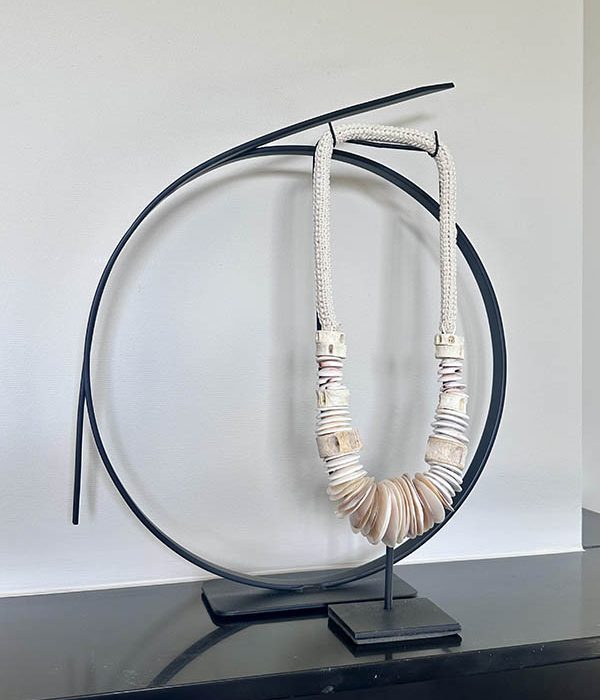 Pole to Pole schelpenketting Mala wit crème als eyecatcher in modern interieur