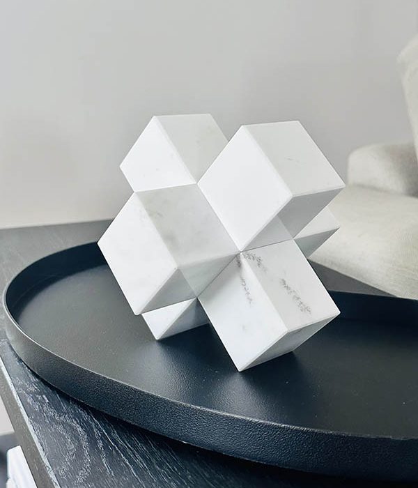 QMF Home Living marmeren ornament kubusvorm wit op tafel