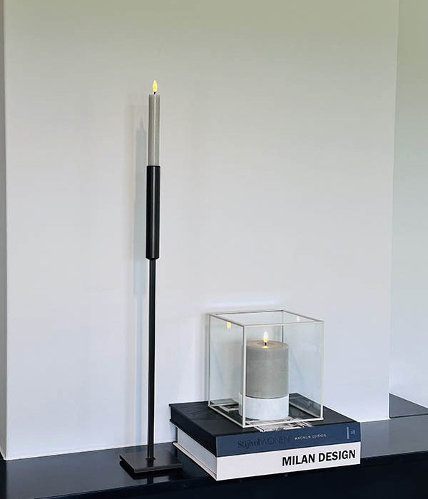 Stalen kandelaar op voet brons 59 cm op dressoir