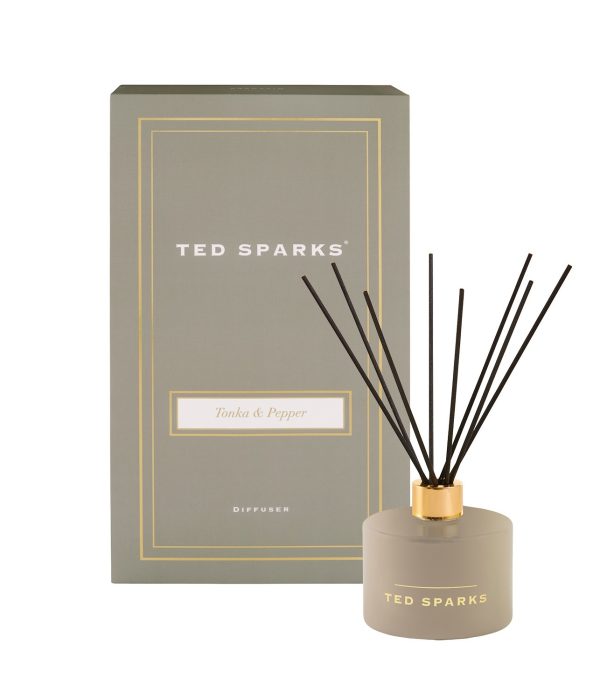 Ted Sparks geurstokjes Tonka & Pepper in taupekleurige flacon met gouden details en luxe geschenkverpakking