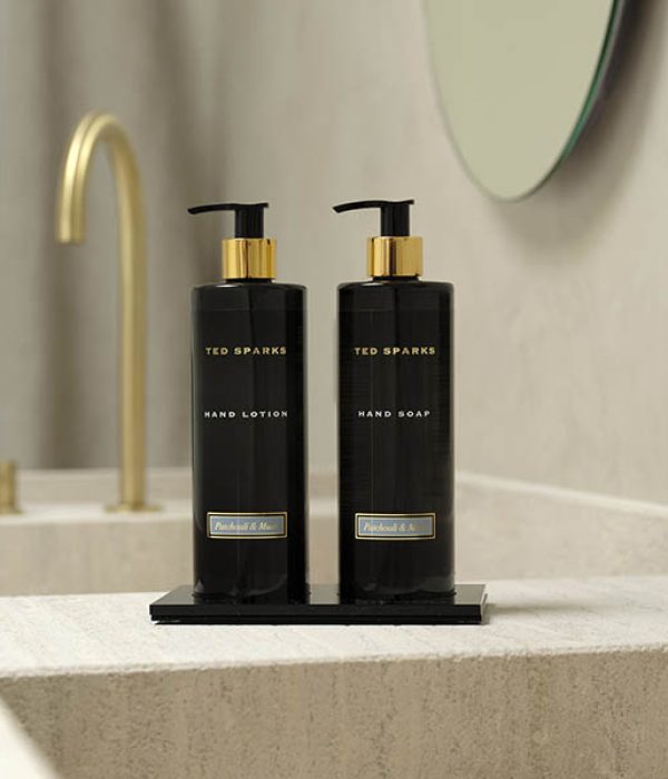 Ted Sparks hand gift set Patchouli & Musk op dubbele wastafel