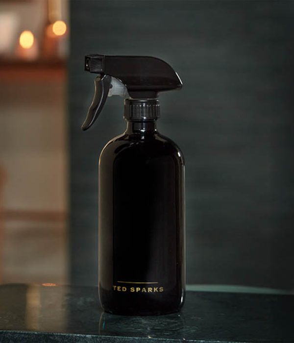 Ted Sparks roomspray Bamboo & Peony 450 ml zwart in interieur