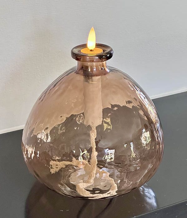 Countryfield vaas Lyonne in bruin glas met LED-vlam – stijlvol woonaccessoire voor sfeervol licht