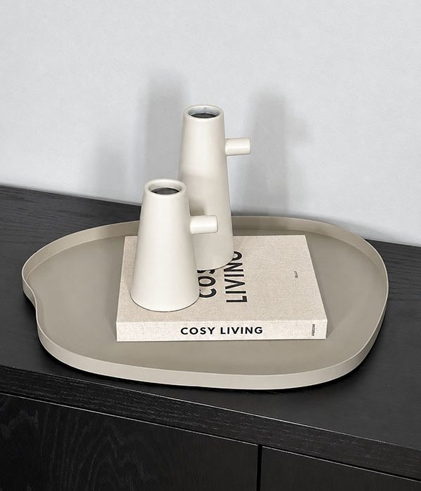 Vase The World dienblad Bariri M Clay gestyled met woonaccessoires
