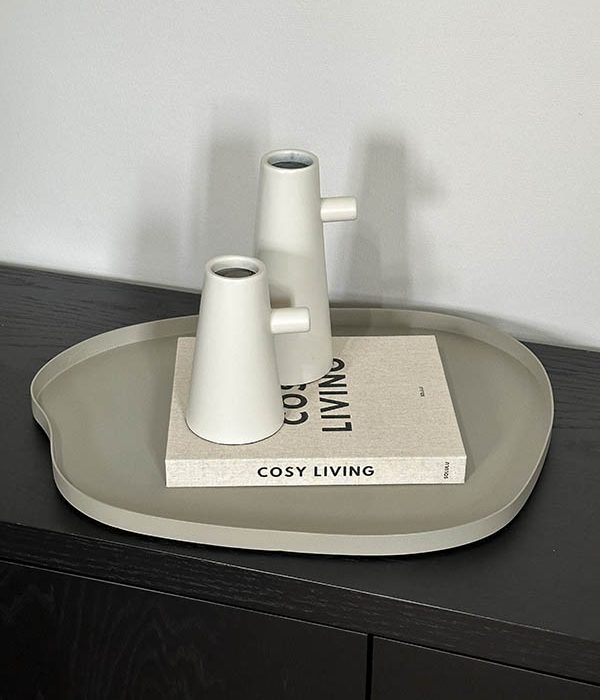 Vase The World dienblad Bariri M Clay gestyled met woonaccessoires