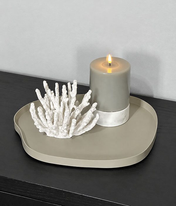 Vase The World dienblad Bariri S Clay gestyled met LED-kaars en ornament