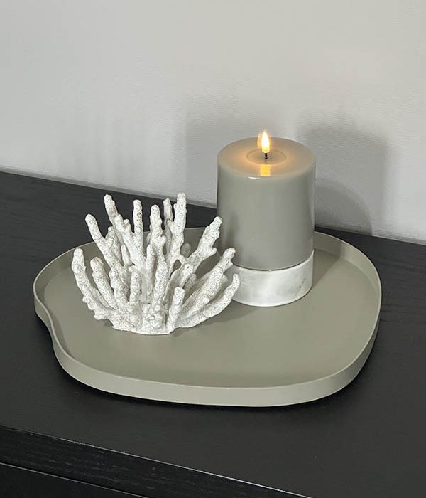 Vase The World dienblad Bariri S Clay gestyled met LED-kaars en ornament